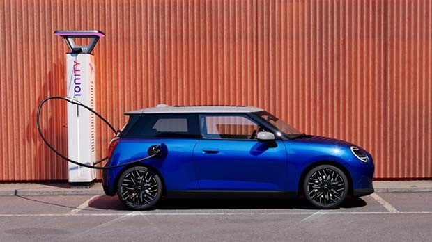 Vollelektrischer MINI Cooper an IONITY Ladesäule Vollelektrischer MINI Cooper Seitenansicht an IONITY Ladesäule